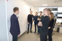 Praktika: „Kauno energijos“ Tinklo valdymo skyriaus vadovas Audrius Pupininkas studentams praktikantams schemoje rodo miesto šilumos tinklų išsidėstymą.
