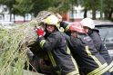 Nevaldoma: gelbėtojai vakar sukosi tarsi vijurkai. Padarytą žalą skaičiuoja ir miestas, ir verslininkai, ir paprasti gyventojai.