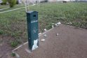 Įžūlu: gyventojų teigimu, tingintys padoriai atsikratyti šunų "dovanėlėmis" šeimininkai jas tiesiog nušveičia į šoną.