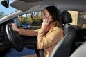 Drąsūs: mobiliuosius telefonus turi kone kiekvienas Lietuvos gyventojas, nemaža jų dalis nesibaimina jais naudotis prie vairo.